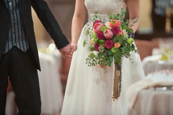 花嫁には欠かせないアイテム♡なぜ結婚式ではブーケを持つの？